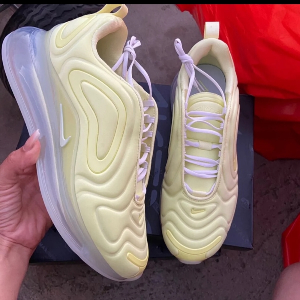 WOMEN'S Nike Air Max 720 NWT